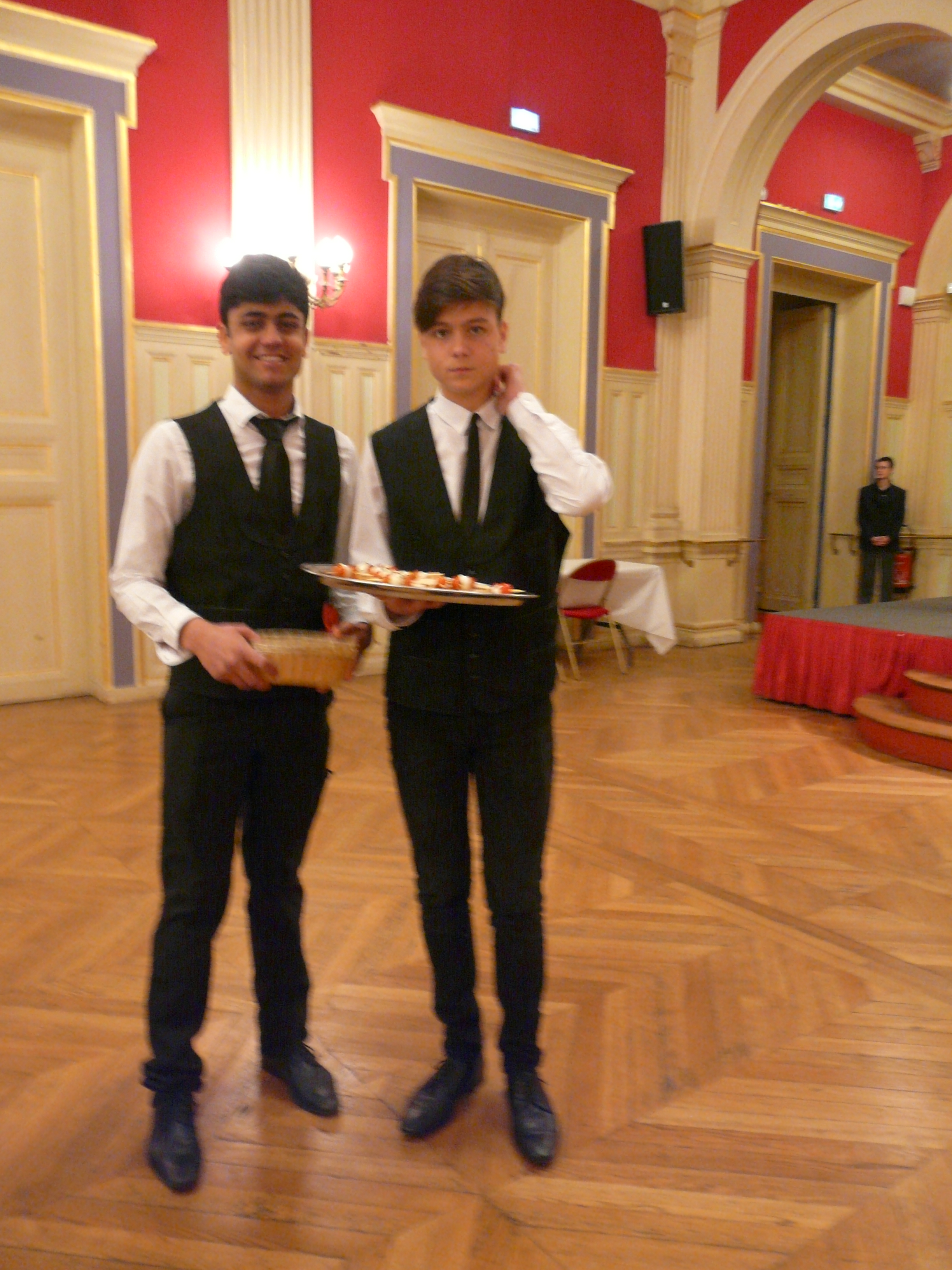 Deux jeunes serveurs de l'UFA Sainte-Thérèse - Dîner de la SMLH Section 16e