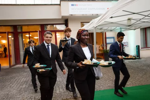 Dîner de Gala 2024 -  élèves de l'école hôtelière servent