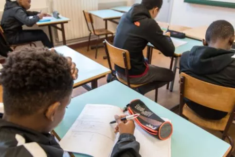 4 jeunes en train d'étudier en classe