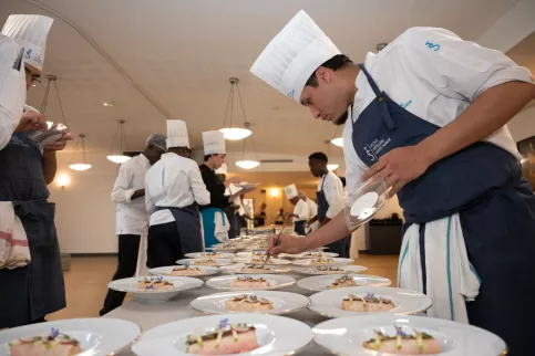 Les jeunes en formation cuisine en train de préparer leurs plats