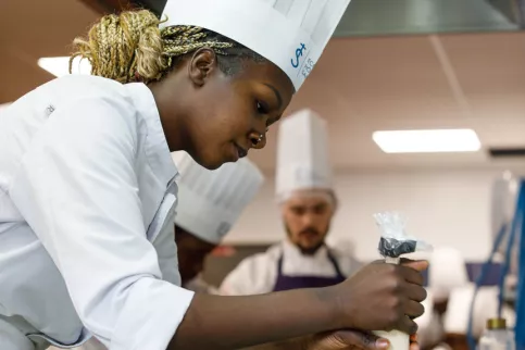 Préparation du dîner par les élèves de l'école hôtelière Sainte-Thérèse et leurs enseignants-formateurs