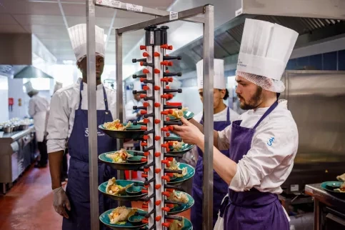 Préparation du dîner par les élèves de l'école hôtelière Sainte-Thérèse et leurs enseignants-formateurs