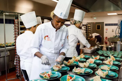 Préparation du dîner par les élèves de l'école hôtelière Sainte-Thérèse et leurs enseignants