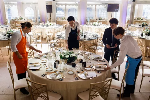 Préparation du dîner par les élèves de l'école hôtelière Sainte-Thérèse et leurs enseignants-formateurs 