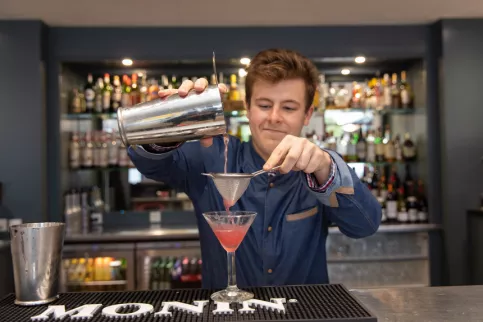 Jeune homme en formation Barman derrière son bar