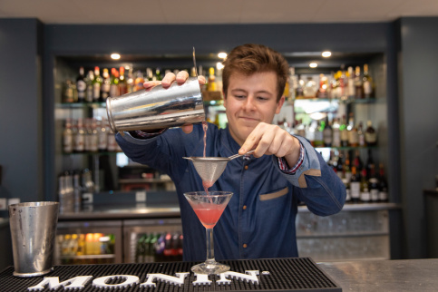 Jeune homme en formation Barman derrière son bar