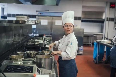 Jeune fille en train de cuisiner
