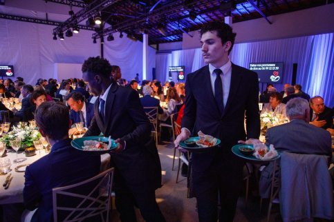 Les élèves de l'école en train de servir lors du diner de Gala