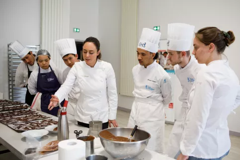 Préparation du diner des jeunes en formation aidés par leurs enseignants