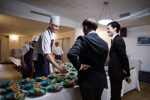 Les élèves en formation cuisine et services discutent lors du diner de gala