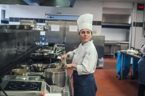 Jeune fille en train de cuisiner