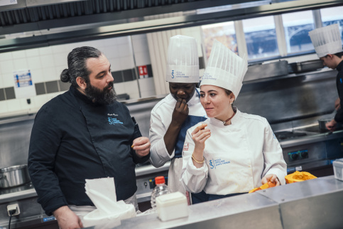 Une jeune fille et son formation dans la cuisine d'application